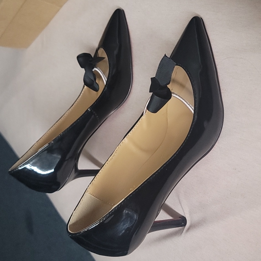 Black Patent Heels Size 7 with bow comes with Box heel size is about 3 inches